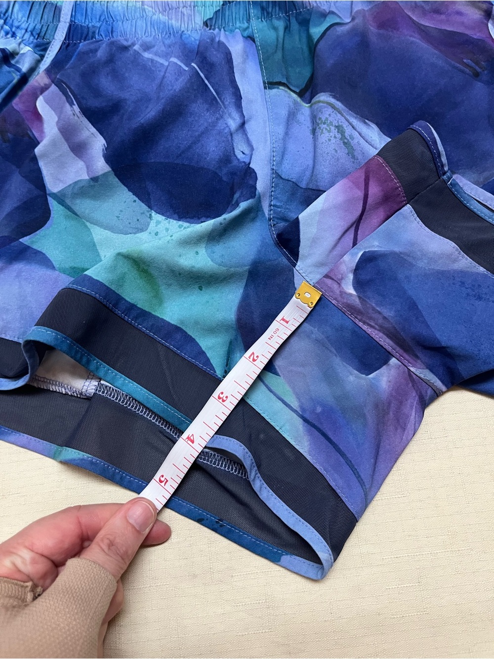Athleta S Mesh Racer Run 4” shorts - Picture 4 of 15